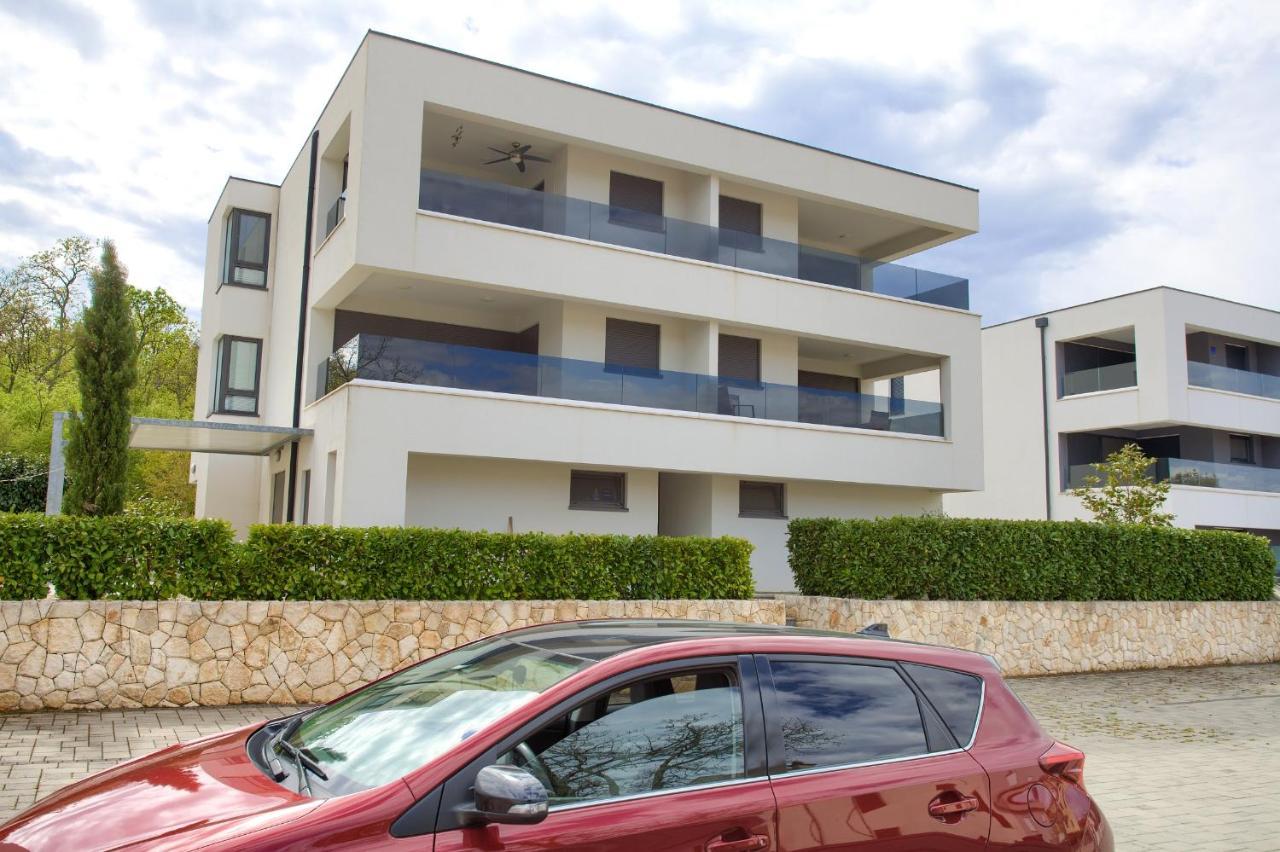 Luxury Aronia Apartment